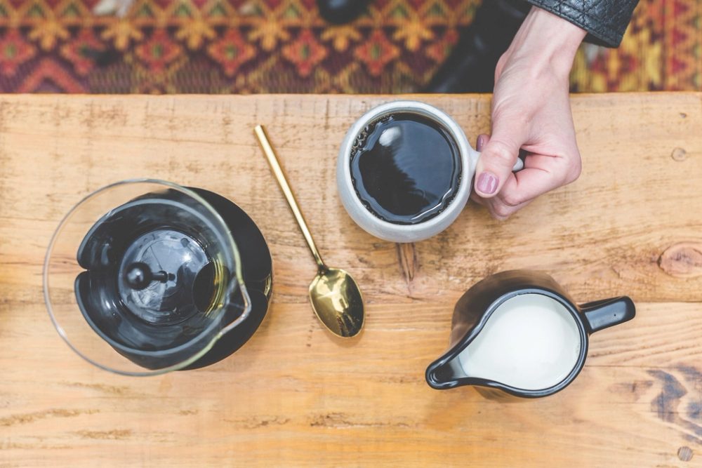 Dos tazas de café sobre una mesa de madera